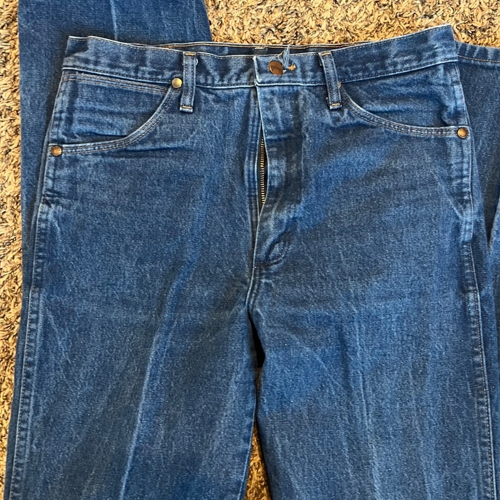 Wrangler cowboy cut medium wash denim blue jeans straight leg size 33x36 - Picture 3 of 6